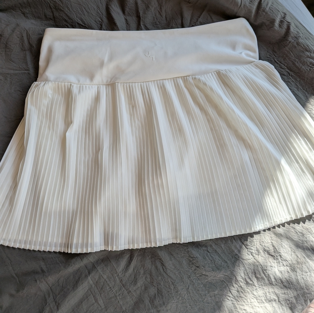 Chic White Pleated A-Line Skirt